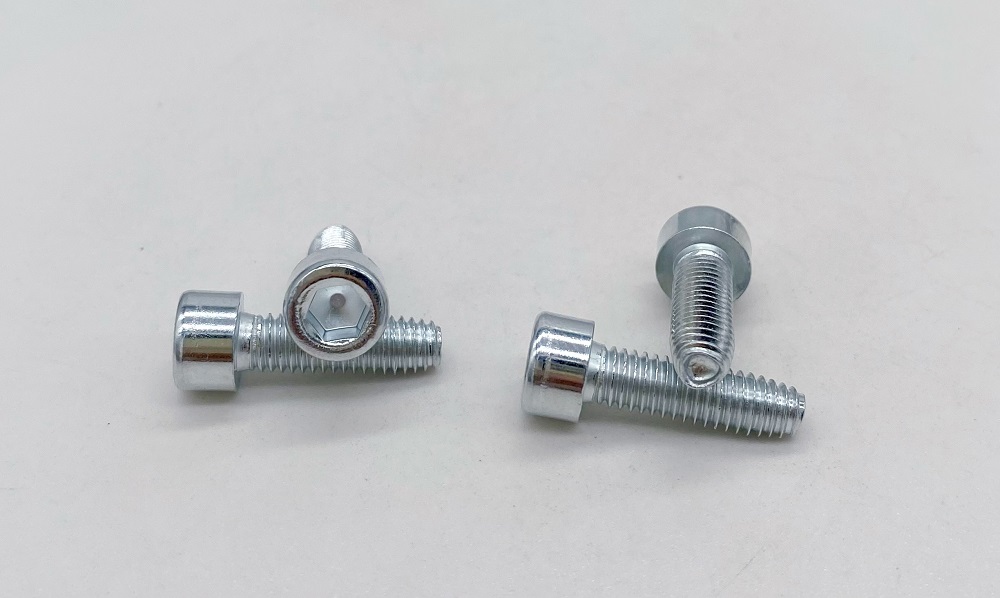 Como usar o parafuso auto-rebitador da linha hexagonal DIN7500E?